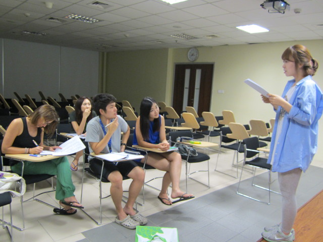 Latihan berbicara yang dilakukan oleh Penutur Asing pada program BIPA 101 yang diselenggarakan Language Center Binus University di Binus Square, Kebon Jeruk Jakarta Barat(courtesy : Melannia W.)