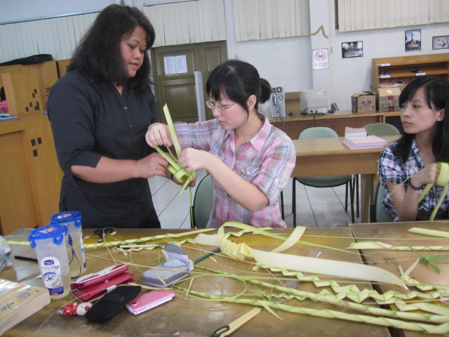 Membuat Anyaman dari daun kelapa, dilakukan oleh mahasiswa dari china, pada program BIPA Gelombang pertama yang diselenggarakan Language Center, Universitas Bina Nusantara