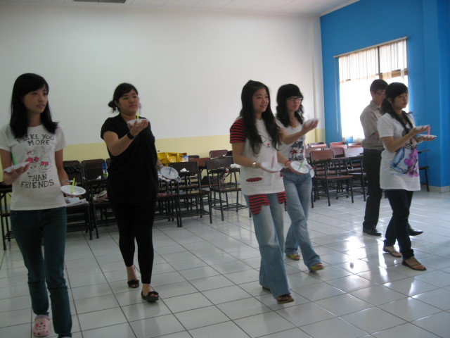 Tari Lilin dibawakan oleh mahasiswa dari china, pada program BIPA Gelombang pertama yang diselenggarakan Language Center, Universitas Bina Nusantara