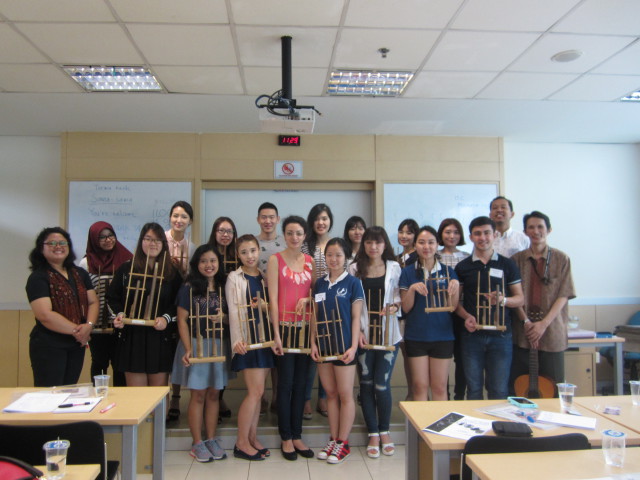 SolBridge Business School Students learned Angklung actively and enthusiastically.