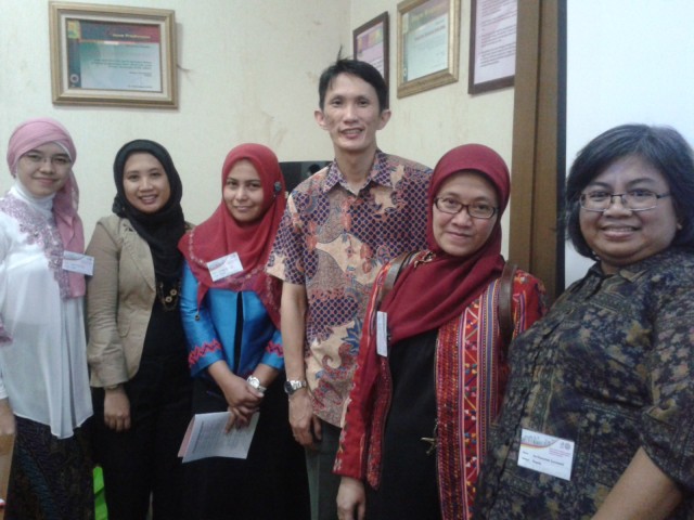 Bersama Dr.Vismaia Sabariah Damaianti, M.Pd (UPI Bandung) dan rekan trainee.